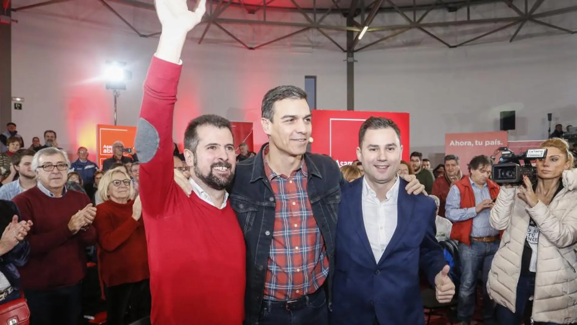 El secretario general del PSOE, Pedro Sánchez, interviene junto al autonómico, Luis Tudanca y el provincial, Javier Cendón, en la Asamblea Abierta de León
