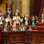Joan Coscubiela, aplaudido por diputados del PSC,Ciudados y PPC a excepción de algunos diputados de su formación, defiende su posición, en el Pleno del Parlament.