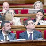 Diputados de C’s, el pasado miércoles, mostrando a la consellera Bassa imágenes de varios menores inhalando cola en las calles de Barcelona