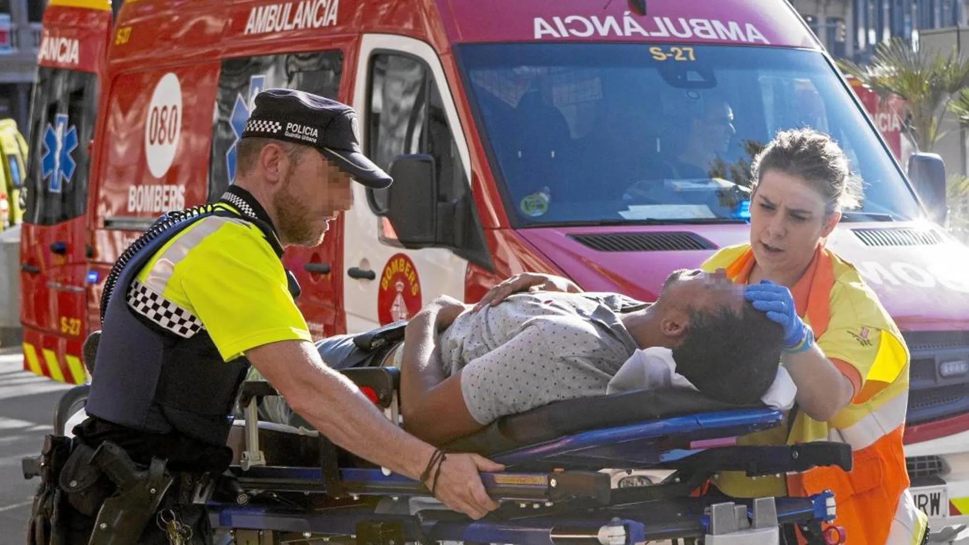 Un equipo de sanitarios traslada a una de las víctimas atropelladas por los terroristas, ayer, en las Ramblas