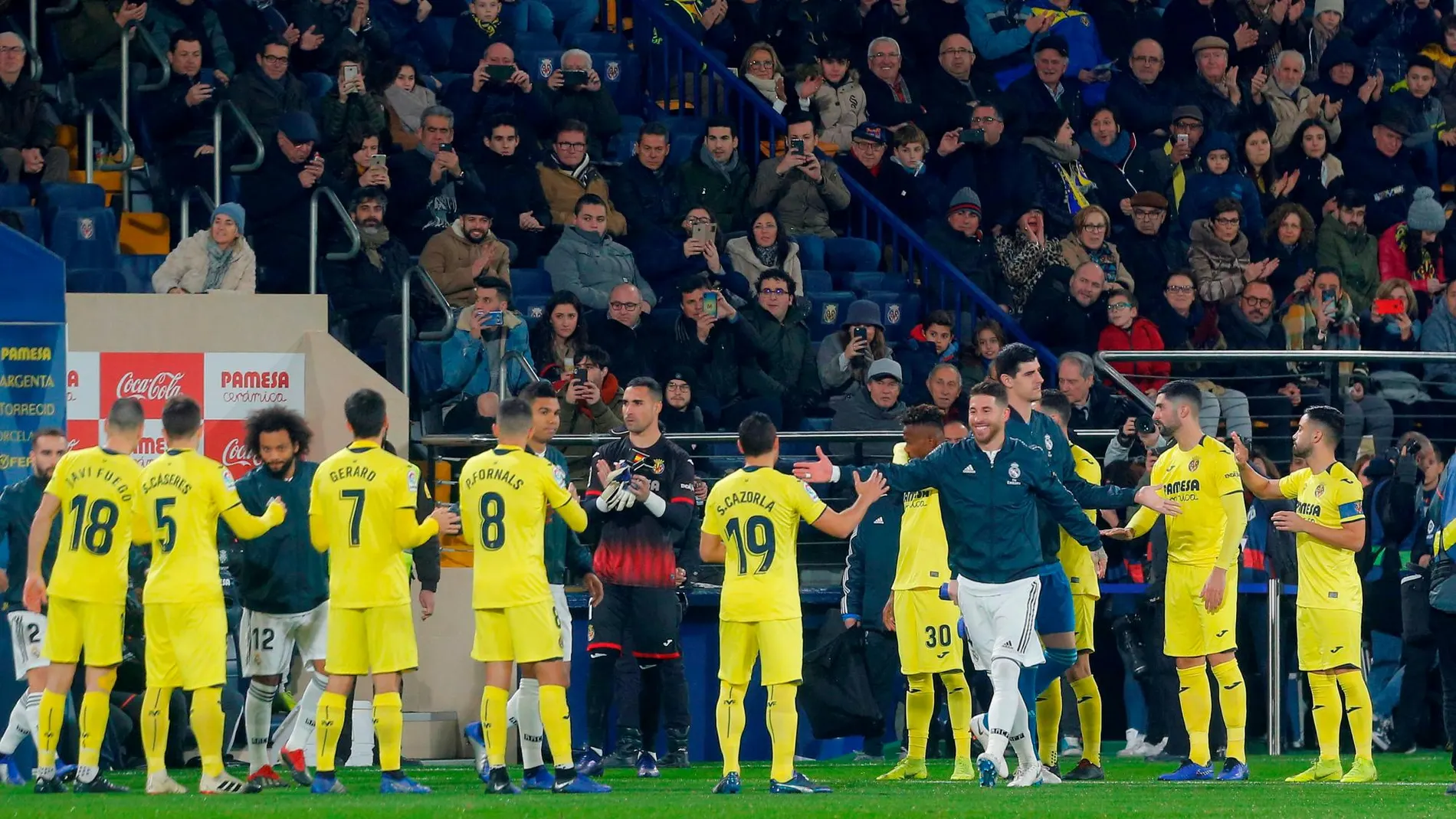 El Villarreal hace pasillo al Real Madrid tras ganar el Mundial de Clubes. REUTERS/Heino Kalis