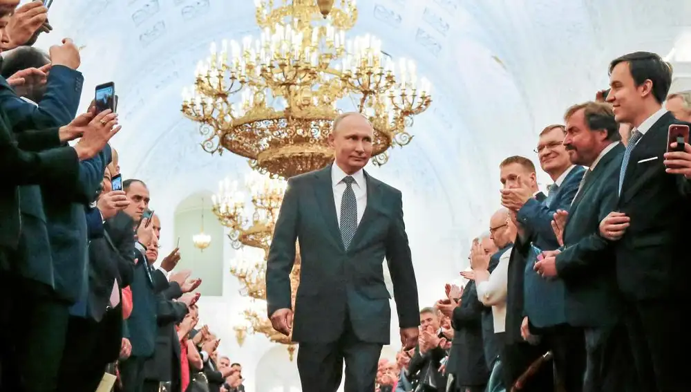 El líder ruso Vladimir Putin, a su entrada en el salón del Kremlin donde tuvo lugar su investidura / Reuters