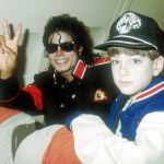 La relación de Michael Jackson con los niños siempre estuvo en el punto de mira. En la imagen, el cantante junto a Jimmy Safechuck, quien ha confesado que fue abusado
