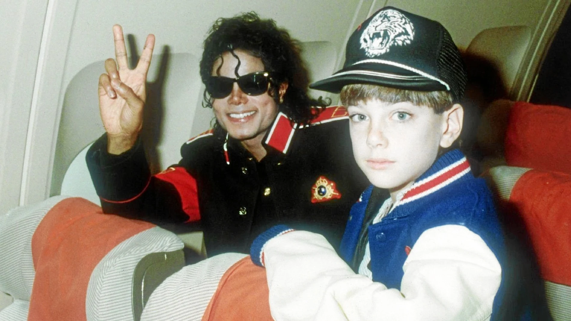 La relación de Michael Jackson con los niños siempre estuvo en el punto de mira. En la imagen, el cantante junto a Jimmy Safechuck, quien ha confesado que fue abusado