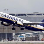 Un avión de Ryanair despegando desde un aeropuerto