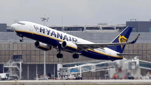 Un avión de Ryanair despegando desde un aeropuerto