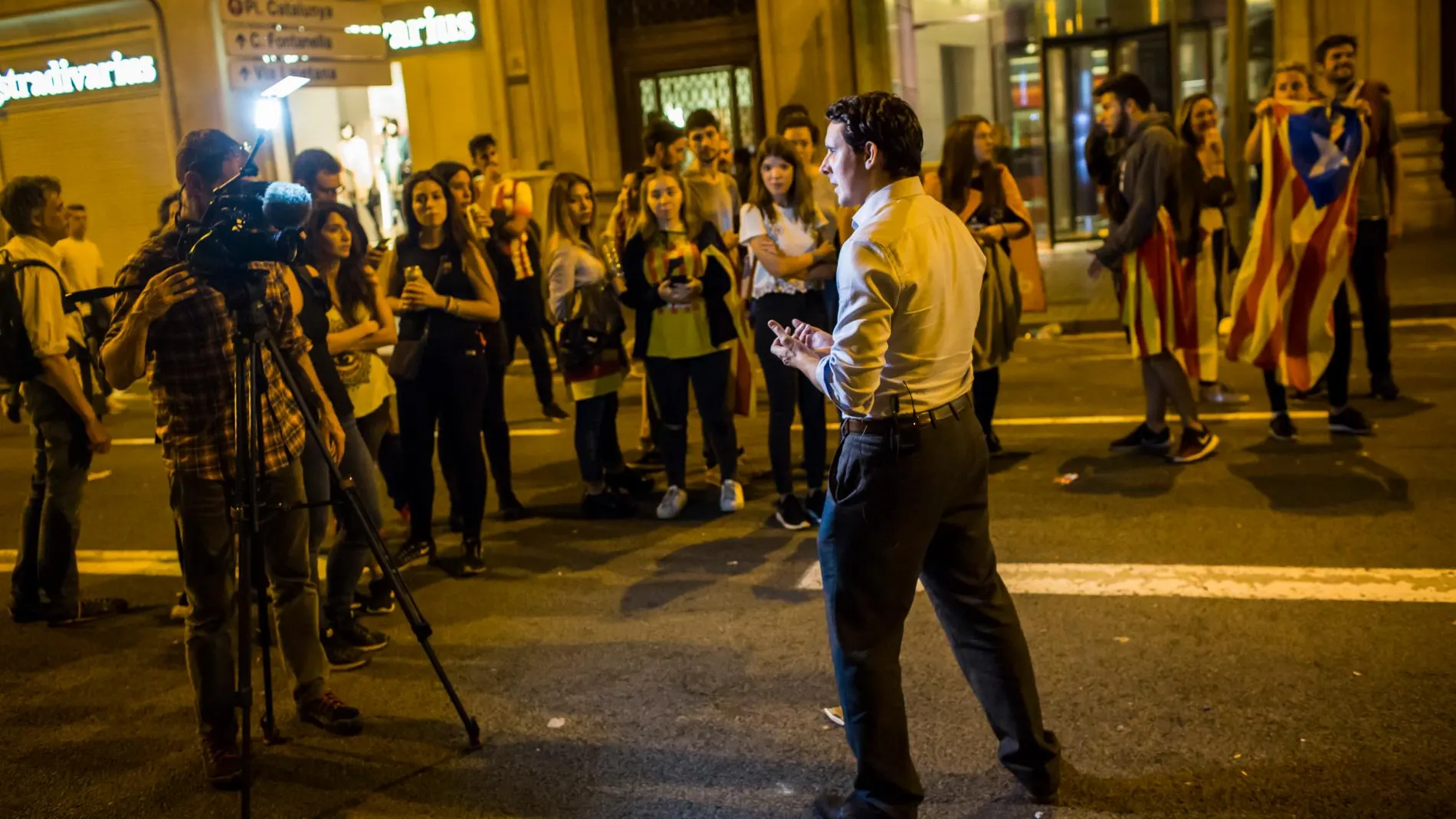 Los Periodistas son increpados durante la cobertura de la celebración de referendum de Cataluña del 1-O