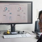 Eun Kyoung Choe, la creadora de TimeAware, junto a su aplicación instalada en el ordenador