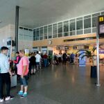 Pasajeros esperando para facturar en el aeropuerto vallisoletano de Villanubla
