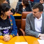 Los ex líderes de Adelante Andalucía, Teresa Rodríguez, y Antonio Maíllo, en el Parlamento de Andalucía en Sevilla