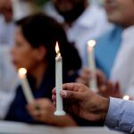 Varios activistas encienden velas este lunes en memoria de las víctimas de los atentados terroristas de Sri Lanka