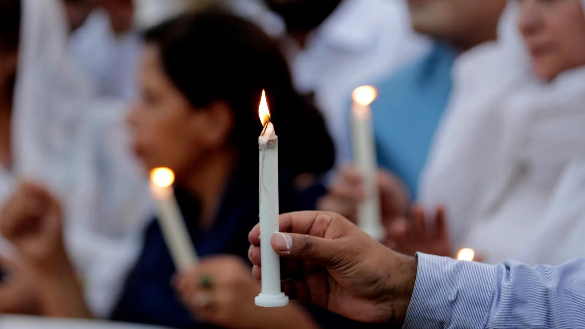 Varios activistas encienden velas este lunes en memoria de las víctimas de los atentados terroristas de Sri Lanka