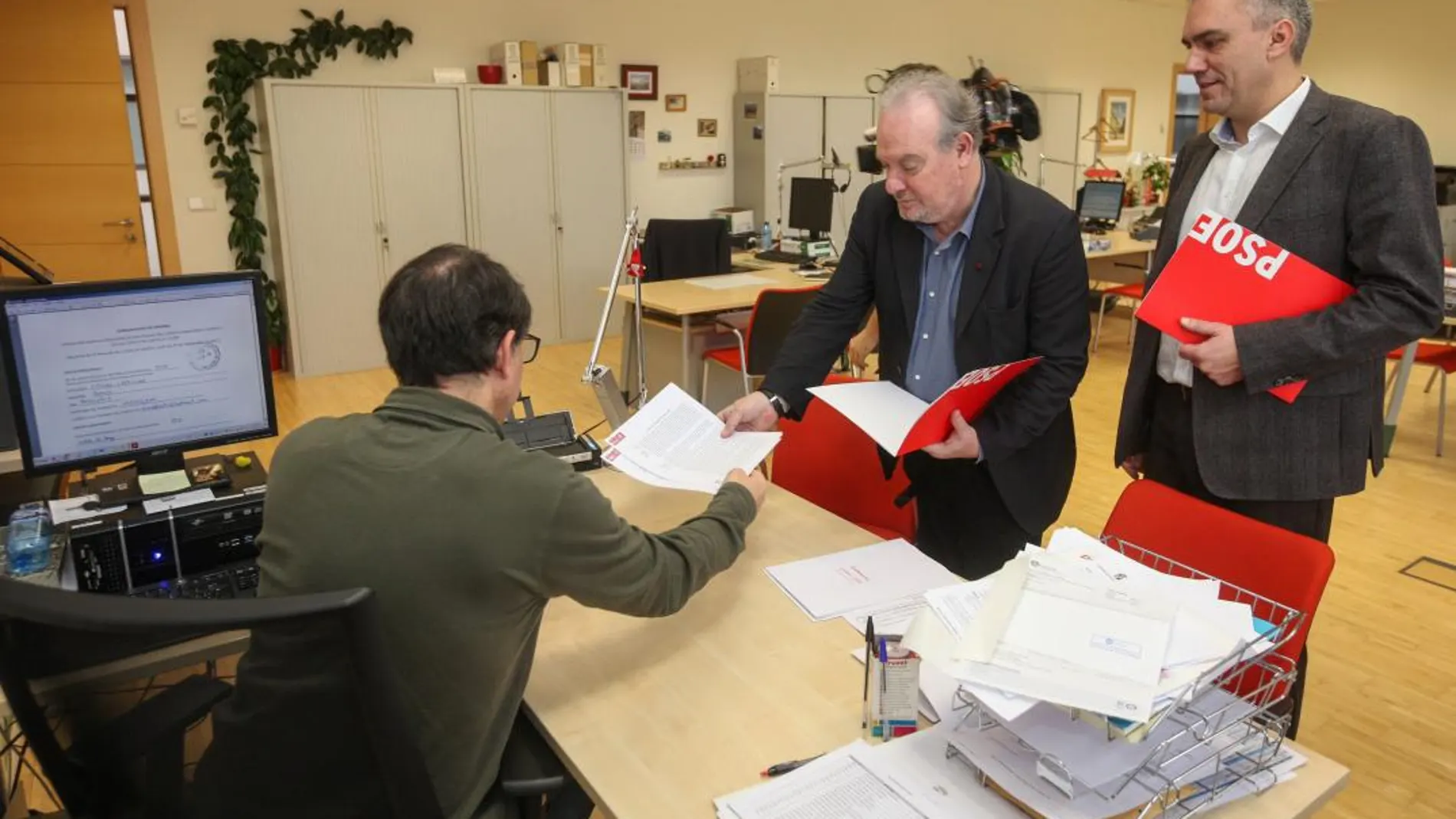 José Francisco Martín entrega el recurso de amparo en las Cortes en presencia de Javier Izquierdo