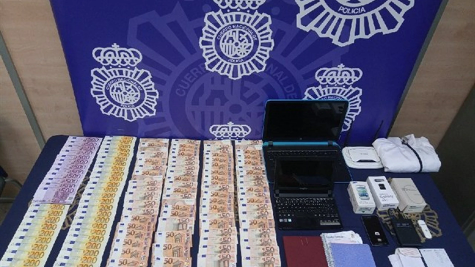En la operación se han intervenido 17.000 euros en efectivo y dos ordenadores portátiles, entre otros efectos.