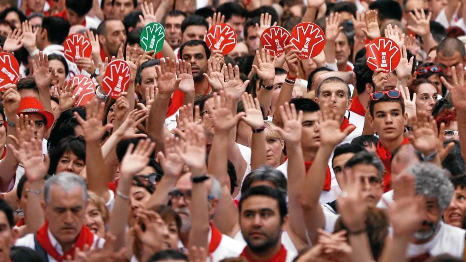 El Ayuntamiento ha repartido centenares de manos rojas de cartón, símbolo del rechazo a las agresiones sexistas