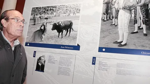 Curro Romero observa unas fotografías taurinas