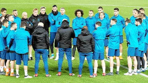 Zidane da la charla a todo el equipo ayer sobre el césped del Parque de los Príncipes en París