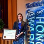 Belén Franch, que fue galardonada este miércoles por la NASA por sus logros en su aún incipiente carrera profesional, posa con su certificado de reconocimiento / Efe