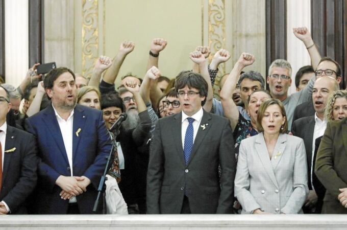 Puigdemont y Junqueras celebran, en primera línea, la declaración de independencia en el Parlament el pasado 27 de octubre