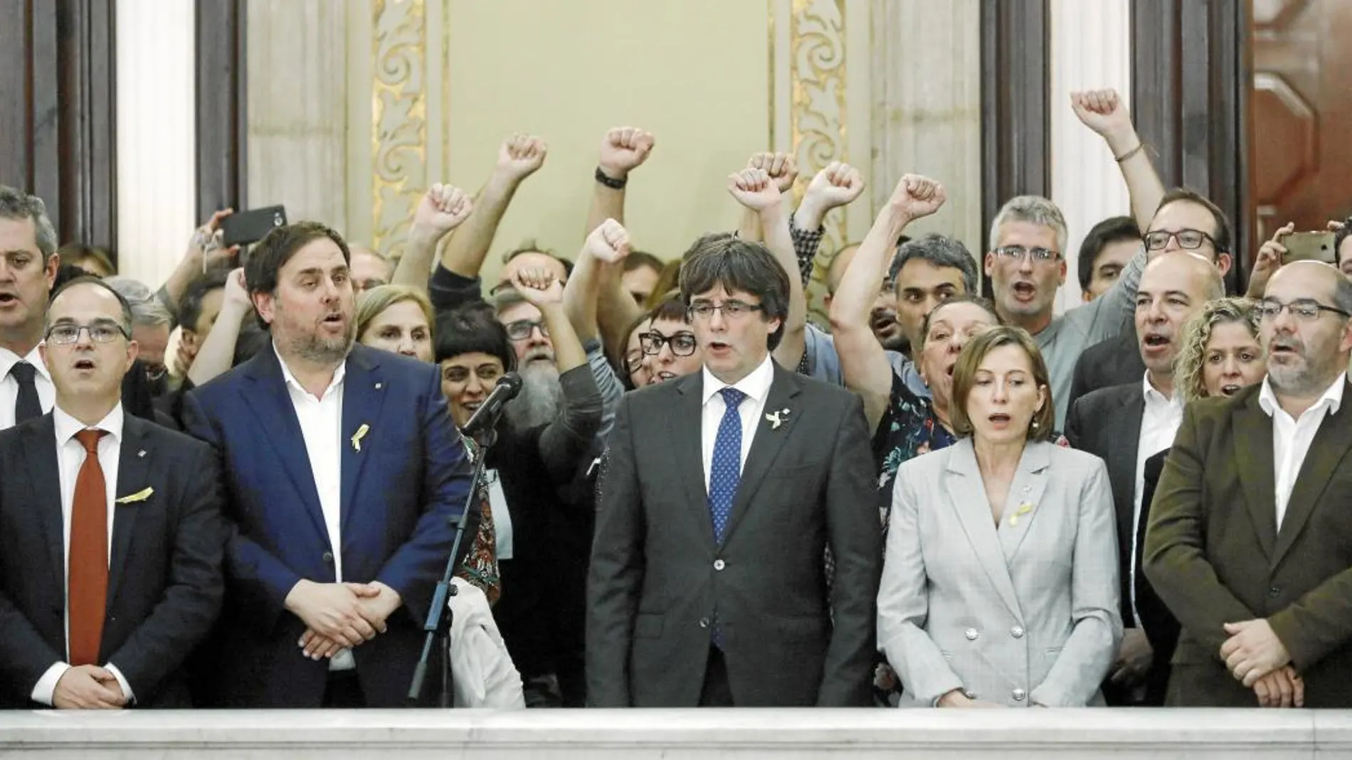 Puigdemont y Junqueras celebran, en primera línea, la declaración de independencia en el Parlament el pasado 27 de octubre