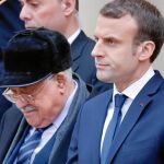 El presidente francés, Emmanuel Macron, recibe al líder palestino, Mahmud Abas, ayer, en el Elíseo
