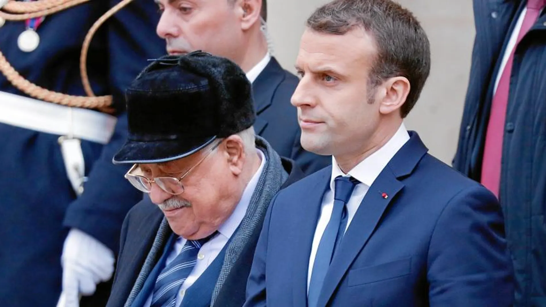 El presidente francés, Emmanuel Macron, recibe al líder palestino, Mahmud Abas, ayer, en el Elíseo
