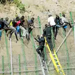  Otros 100 agentes marroquíes heridos para evitar el salto de 500 inmigrantes a Melilla