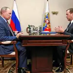 Vladimir Putin conversa con Dmitri Medvédev