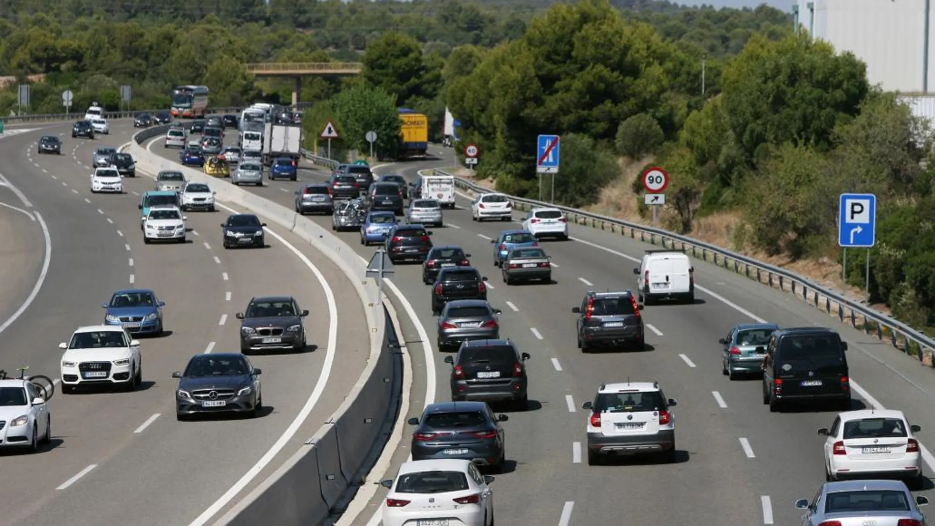 Vista de la autopista AP-7 a su paso por Roda de Berà con mas densidad de tránsito en sentido sur en estos días de vacaciones de verano