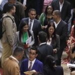 La primera dama Cilia Flores (c-d) junto a la presidenta de la Asamblea Nacional Constituyente, Delcy Rodriguez (c-i), mientras participan en una sesión de la Asamblea Nacional Constituyente.