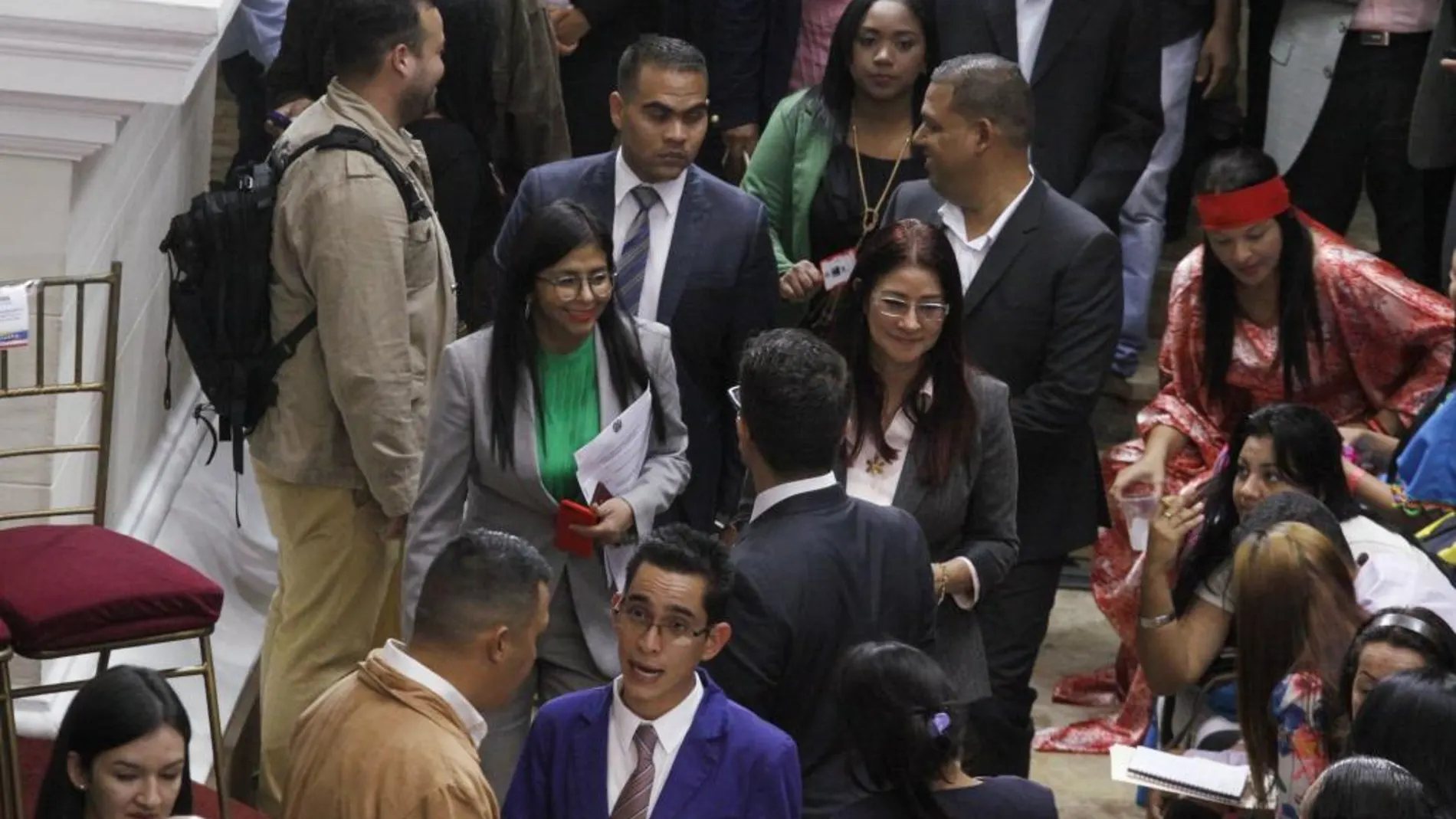 La primera dama Cilia Flores (c-d) junto a la presidenta de la Asamblea Nacional Constituyente, Delcy Rodriguez (c-i), mientras participan en una sesión de la Asamblea Nacional Constituyente.