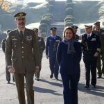 El Rey, junto a la ministra de Defensa, María Dolores de Cospedal, durante su visita a las unidades de la Base Militar de Retamares, en Pozuelo de Alarcón