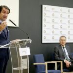 El consejero de Fomento, Juan Carlos Suárez-Quiñones, durante su intervención en el foro, junto a el presidente de la Fundación de Gas Natural, Martí Solá