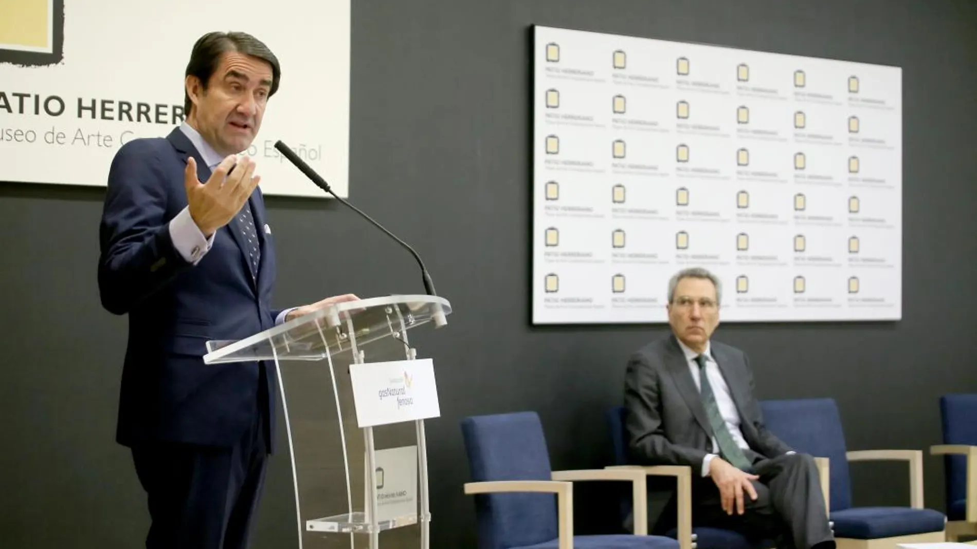 El consejero de Fomento, Juan Carlos Suárez-Quiñones, durante su intervención en el foro, junto a el presidente de la Fundación de Gas Natural, Martí Solá