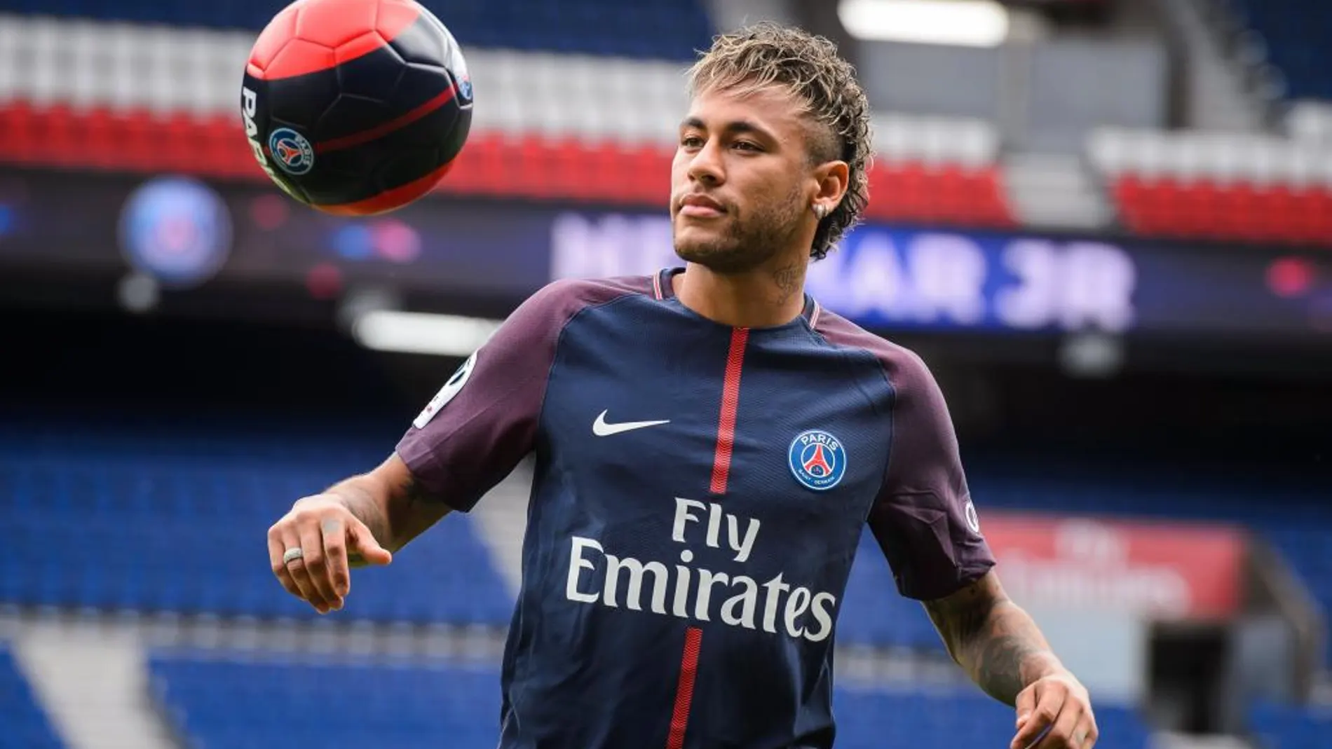 El delantero brasileño Neymar Jr posa para los fotógrafos durante su presentación como nuevo jugador del equipo francés París Saint-Germain (PSG).