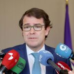 El presidente del PP de Castilla y León, Alfonso Fernández Mañueco, atiende a los medios