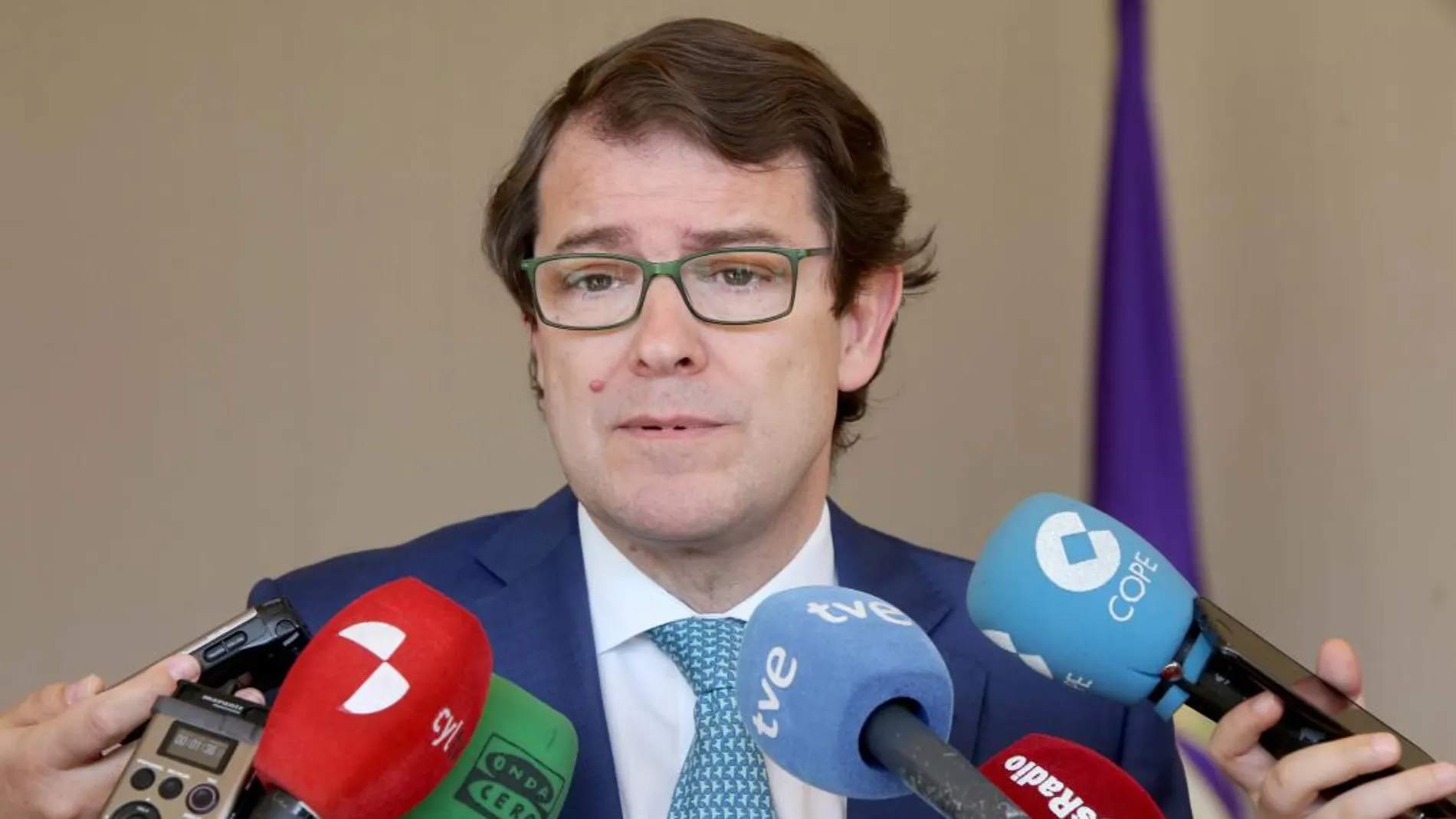 El presidente del PP de Castilla y León, Alfonso Fernández Mañueco, atiende a los medios