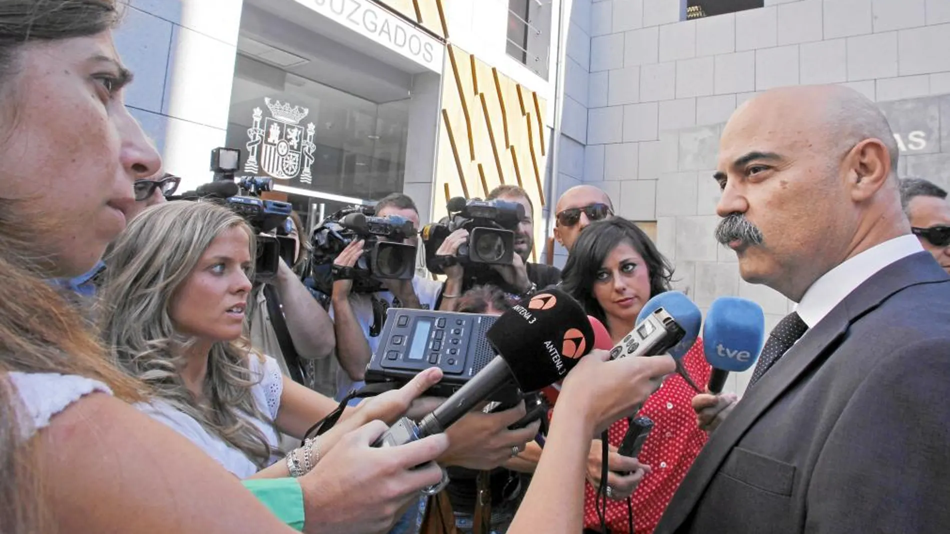 Miguel Bernal, abogado defensor del conductor del autobús siniestrado atiende a los medios de comunicación antes de entrar en el Juzgado de Instrucción número 2 de Ávila para participar en el juicio