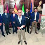 Antonio Muñoz, junto a los patrocinadores de la Bienal, en el Ayuntamiento