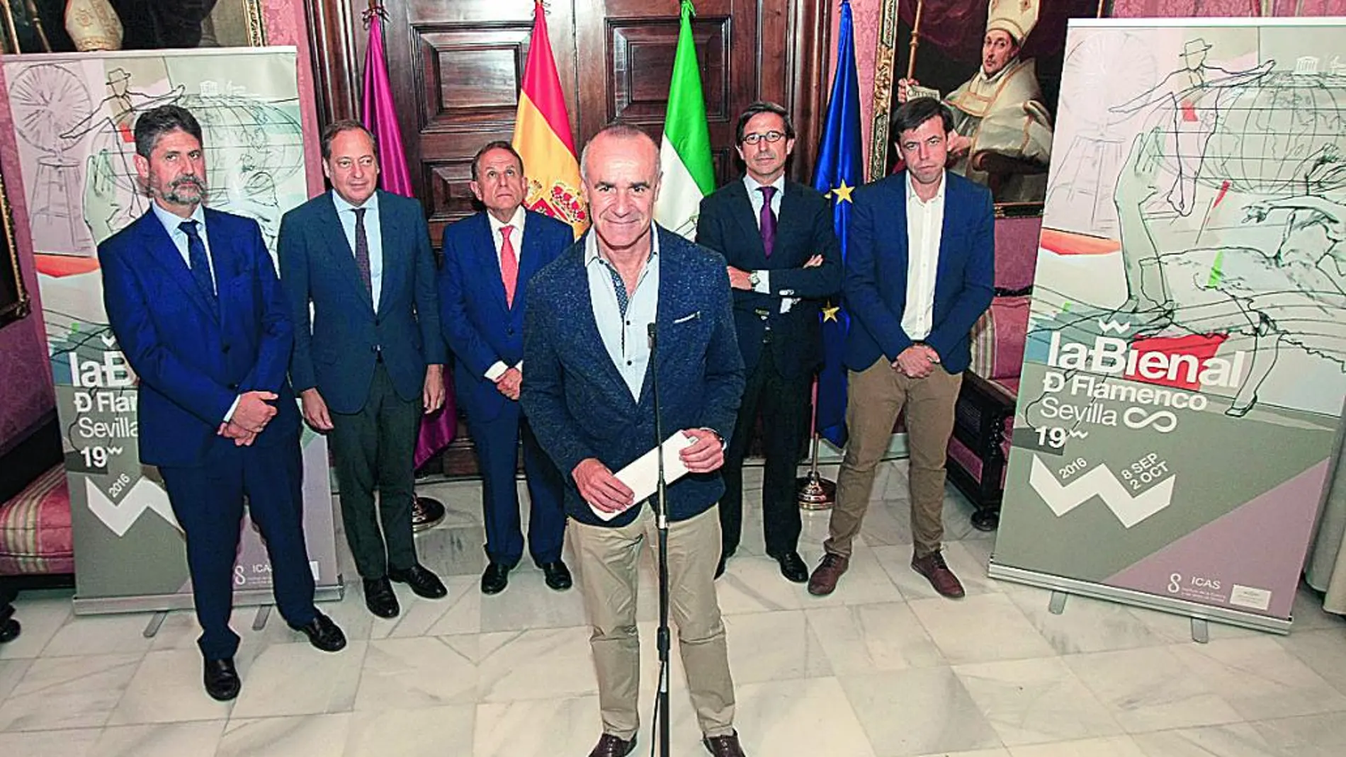 Antonio Muñoz, junto a los patrocinadores de la Bienal, en el Ayuntamiento