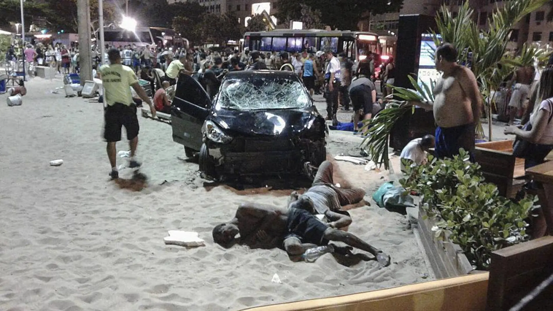 Personas heridas permanecen en el suelo en el lugar en que un conductor produjo un atropello masivo en Río de Janeiro (Brasil)