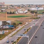 La ampliación de la V-21 permitirá reducir los atascos en esta vía de entrada a Valencia por el norte. A día de hoy, hay tres carriles por sentido entre Puçol y Alboraya. Entre Alboraya-Valencia hay dos
