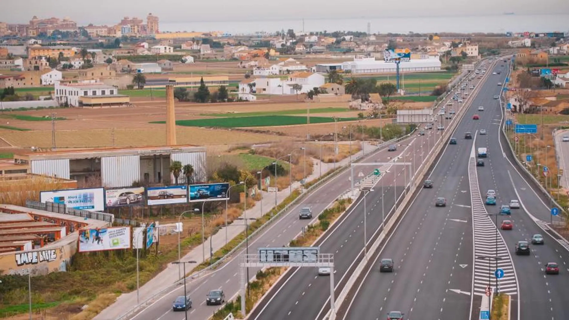 La ampliación de la V-21 permitirá reducir los atascos en esta vía de entrada a Valencia por el norte. A día de hoy, hay tres carriles por sentido entre Puçol y Alboraya. Entre Alboraya-Valencia hay dos