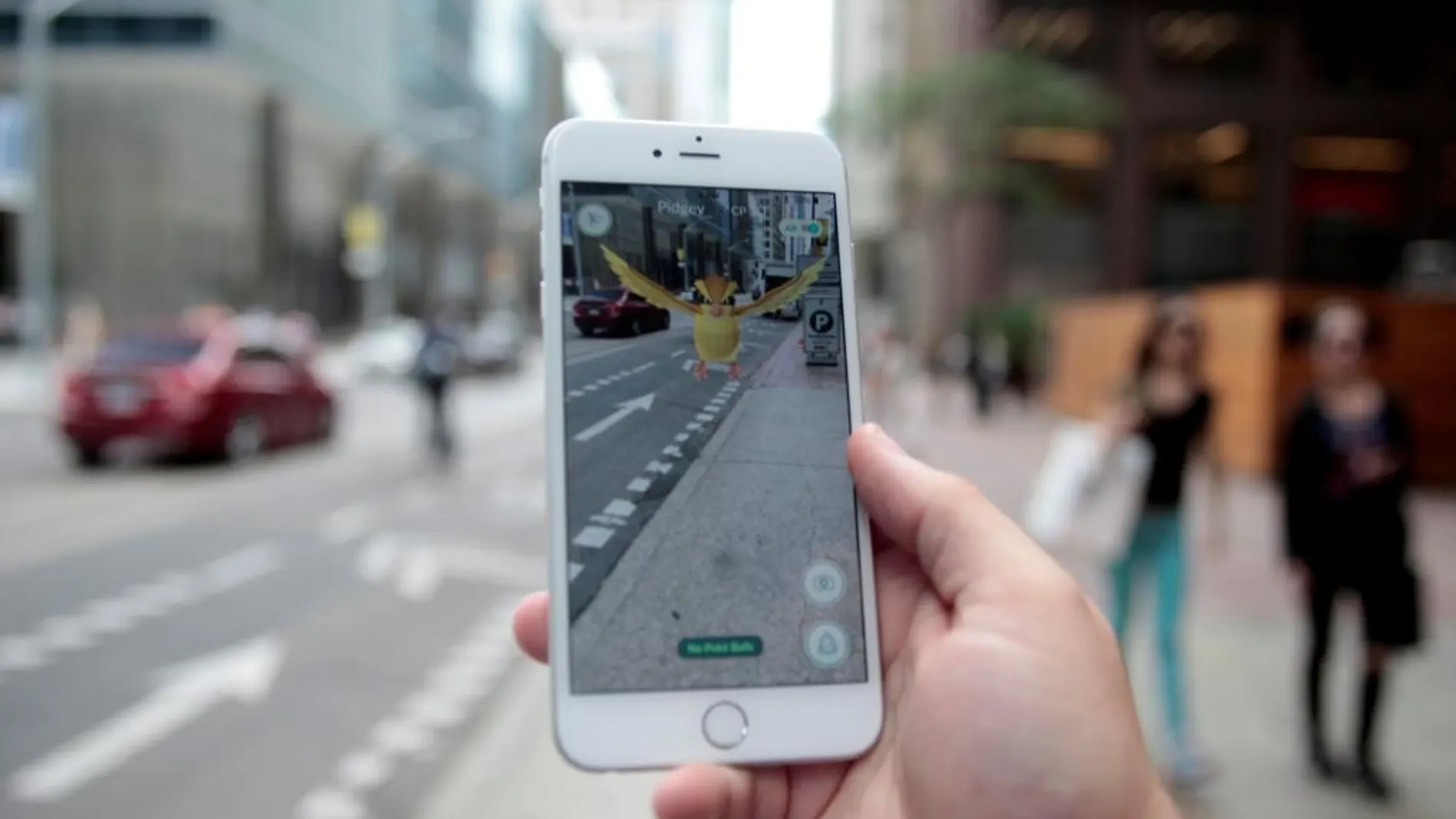 La búsqueda de «Pokémon» es ya una fiebre mundial. En la imagen, un usuario del juego en Toronto (Canadá)