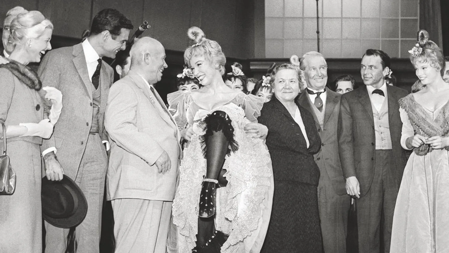 Kruschev y su mujer con Frank Sinatra, Maurice Chevalier y Shirley McLaine, en la visita al rodaje de «Can Can». Después definiría la película de «pornografía»