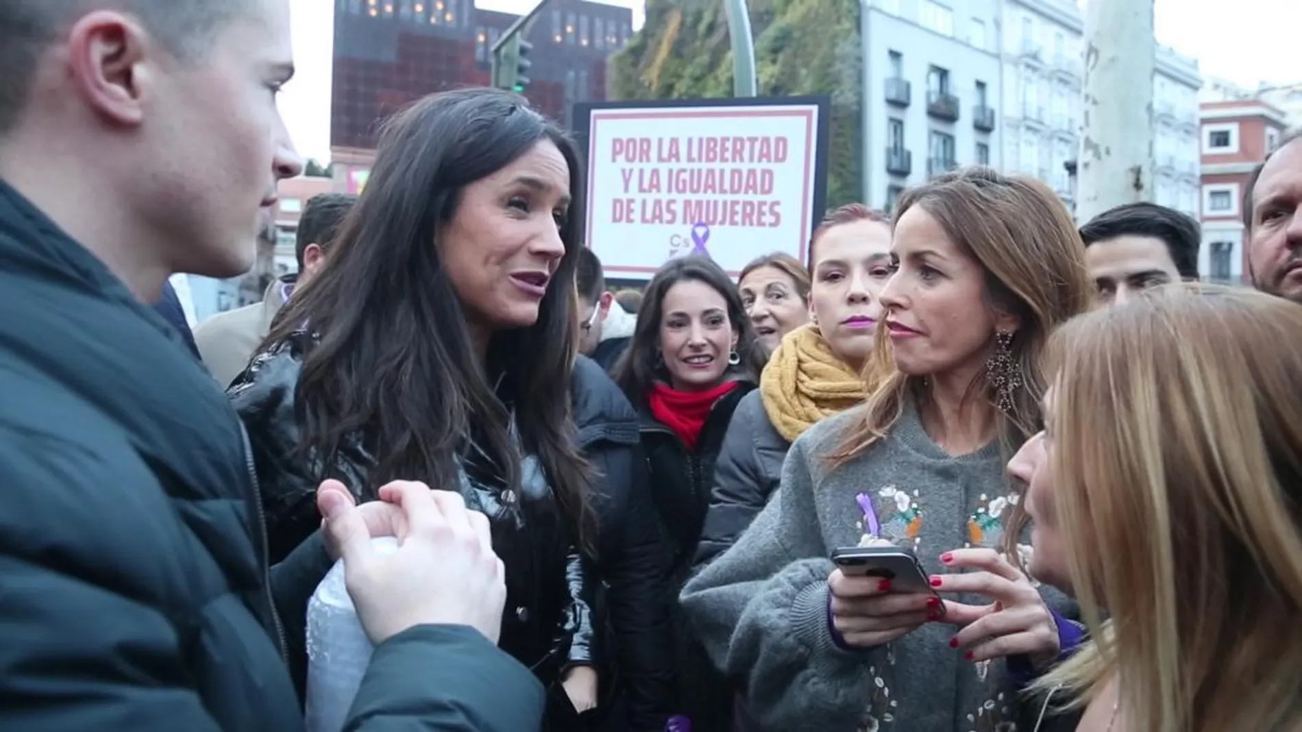 Begoña Villacís y Patricia Reyes en el corazón de la manifestación. Foto y vídeo. Jesús G. Feria