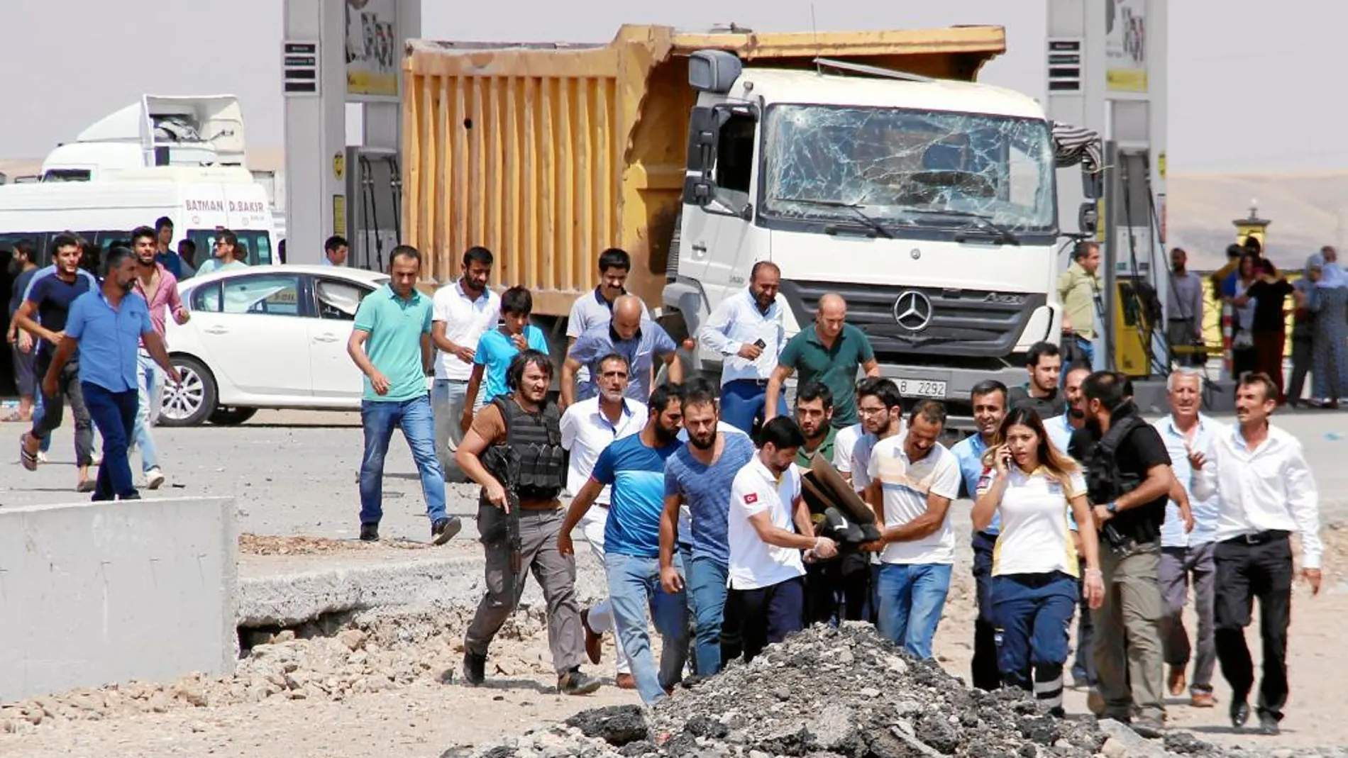 Nuevos ataques. Varios turcos ayudan a los heridos tras una explosión cerca de una comisaría de Policía en la ciudad de Diyarbakir, al suroeste del país. En el atentado fallecieron dos agentes de policía y un civil, lo que aumenta la preocupación entre la población ante los múltiples ataques que vive Turquía