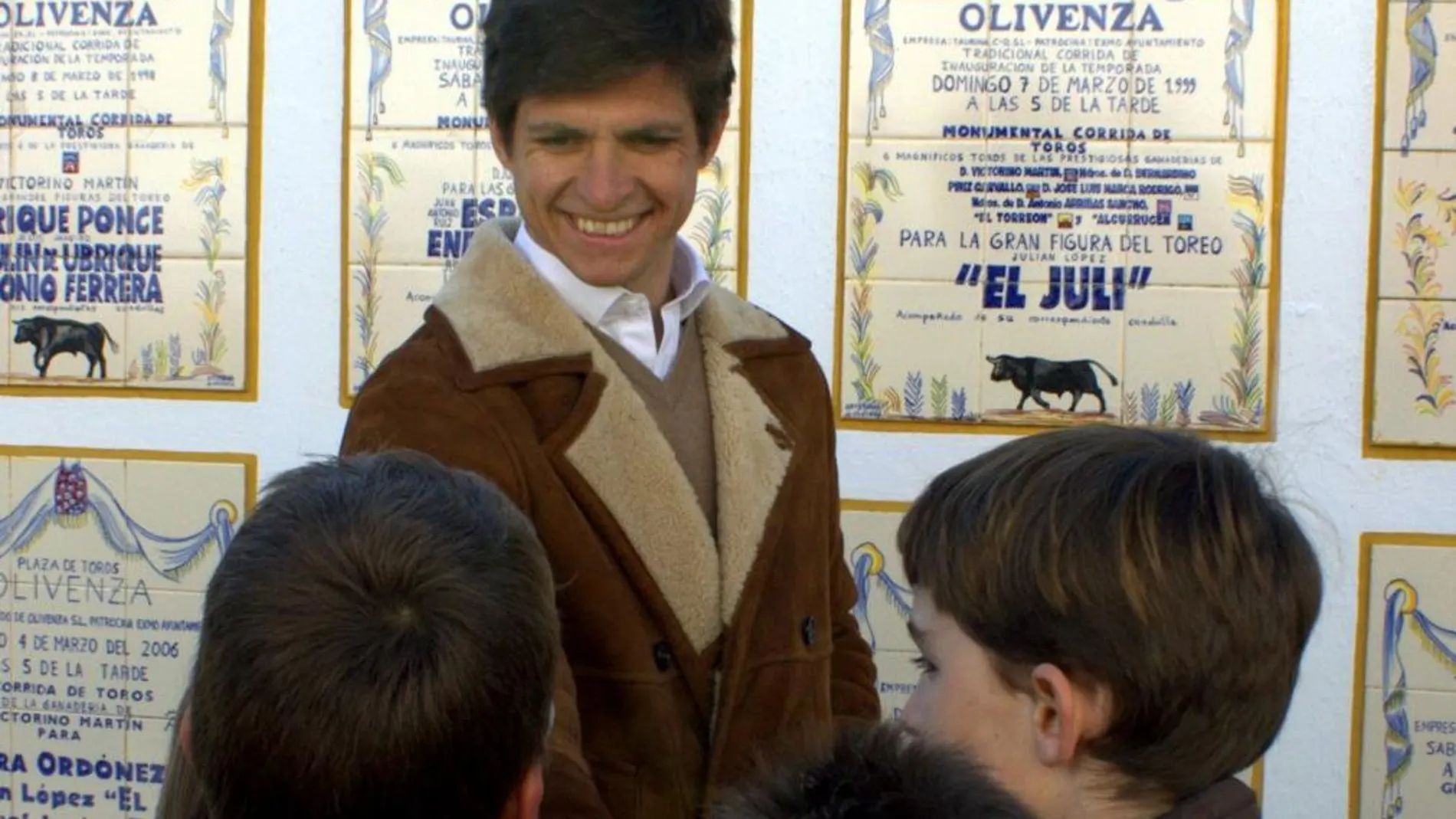 El Juli charla con varios niños en el patio de caballos del coso de Olivenza
