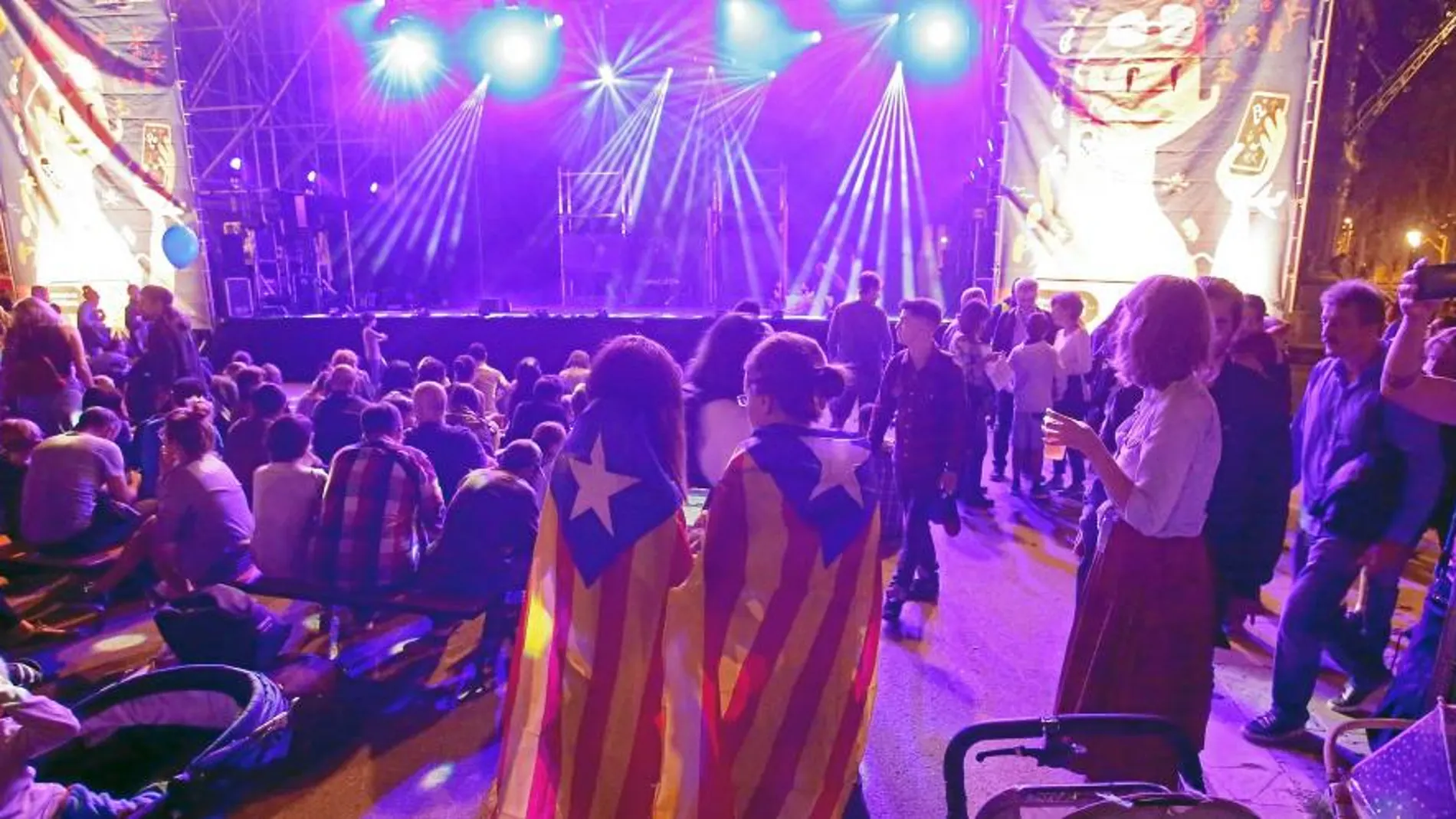 Una de las concentraciones que hubo el viernes por la noche en Barcelona y que se mezclaban con el ambiente de las fiestas de la Mercè