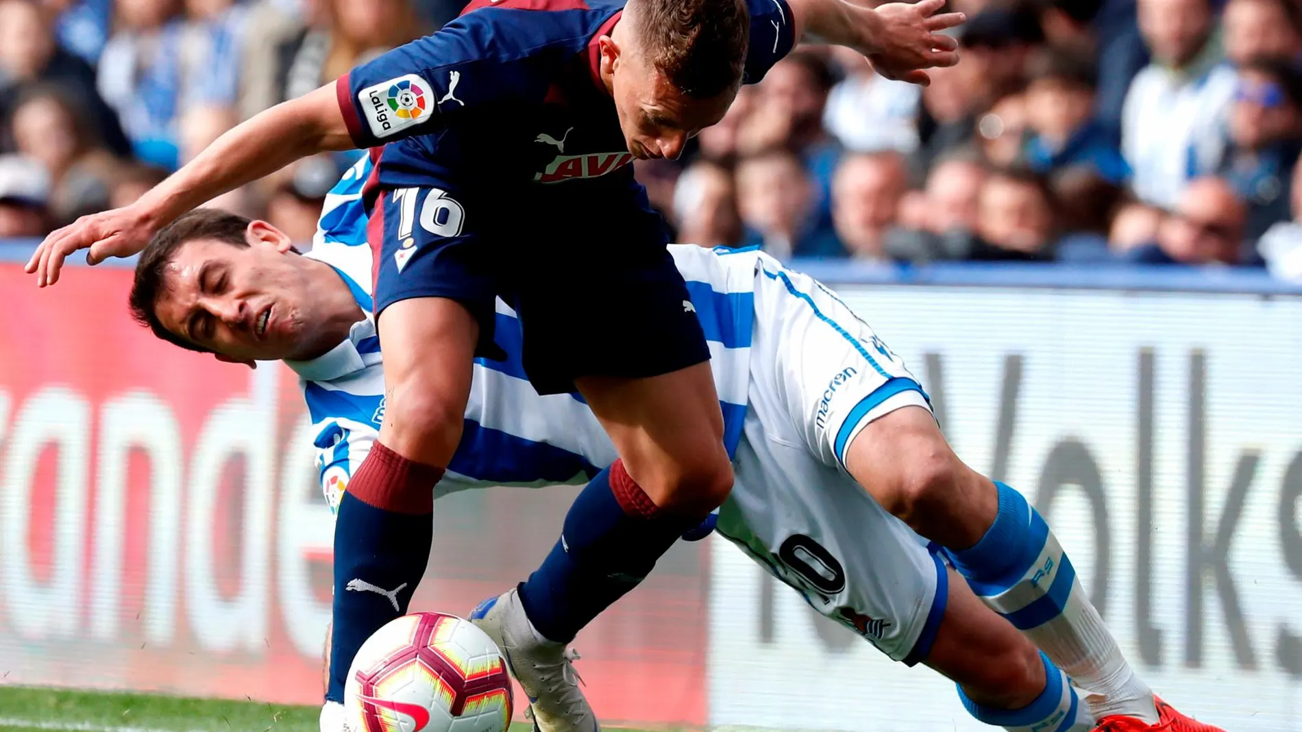 Mikel Oyarzabal y Pablo de Blasis luchan un balón-